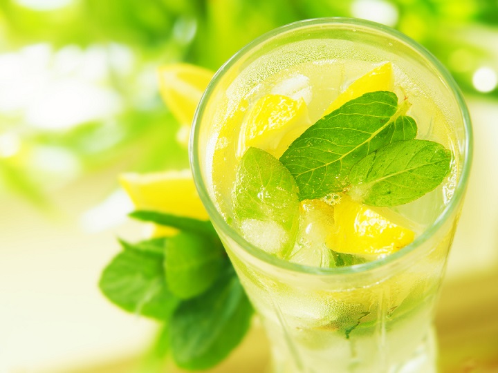 Dlaczego warto pić wodę z cytryną?